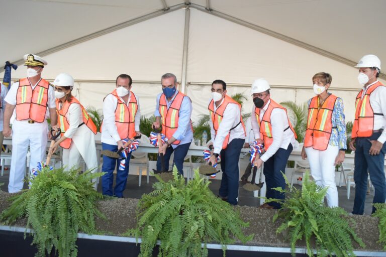 Presidente Luis Abinader da primer picazo para construcción del Espigón para pescadores en puerto de Puerto Plata