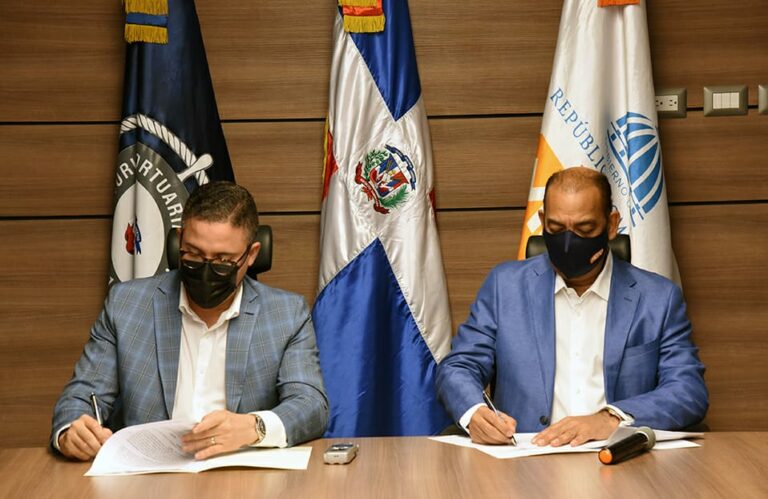 MOPC Y APORDOM firman convenio para construir y rehabilitar muelles pesqueros.