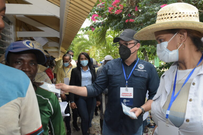 Autoridad Portuaria llega a Guaymate y a bateyes de La Romana en apoyo a jornada de vacunación que auspicia el presidente de la República y el gabinete de salud.