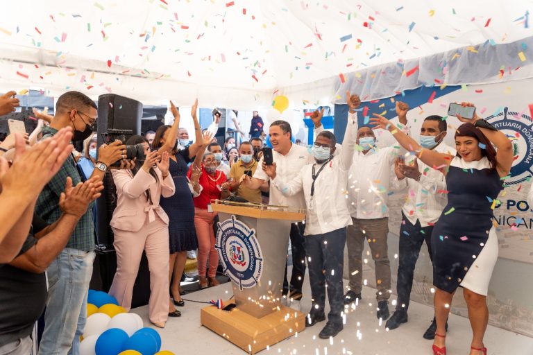 Autoridad Portuaria Dominicana celebra 51 aniversario y entrega reconocimiento y un salario a colaboradores