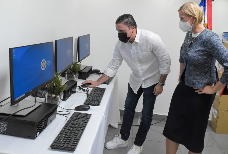 Director Autoridad Portuaria entrega equipos tecnológicos  para afianzar proceso de modernización del Sistema Portuaria Nacional.