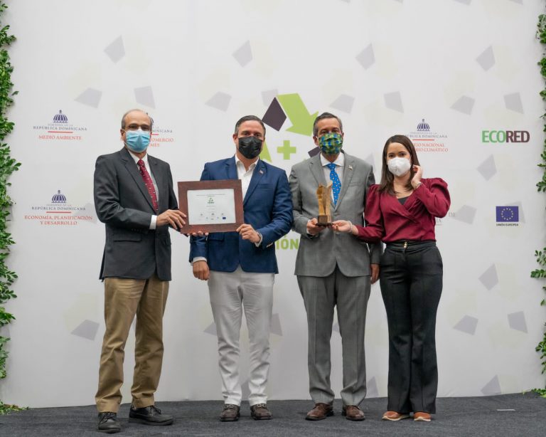 Autoridad Portuaria recibe premio a la excelencia en producción más limpia del Ministerio de Medio Ambiente; Única entidad gubernamental reconocida.