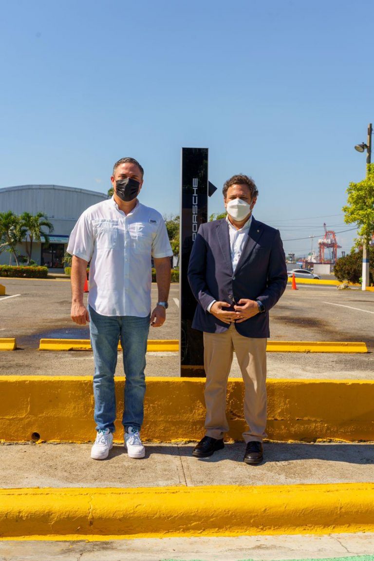 Director Autoridad Portuaria inaugura estación de carga para vehículos eléctricos en la sede central de APORDOM