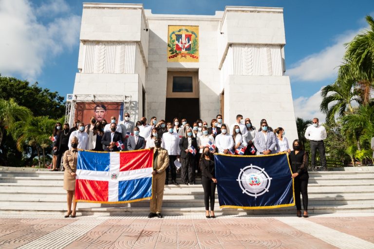 Autoridad Portuaria deposita ofrenda floral en el Altar de la Patria