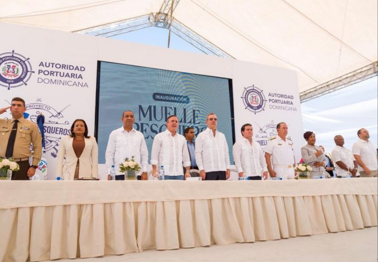 Tras 20 años de espera, Presidente Luis Abinader inaugura muelle de pescadores en Boca Chica; proyecto dinamizará sector y reactivará economía local.