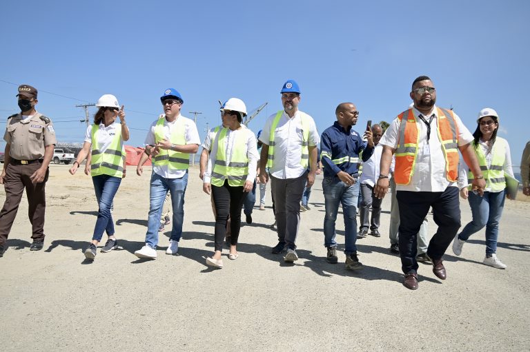 Director Autoridad Portuaria recorre junto al BID Bahía de Manzanillo para seguimiento a proyecto de rehabilitación del puerto.