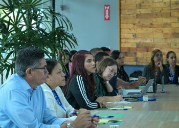 Colaboradores de APORDOM reciben capacitación sobre seguridad portuaria.