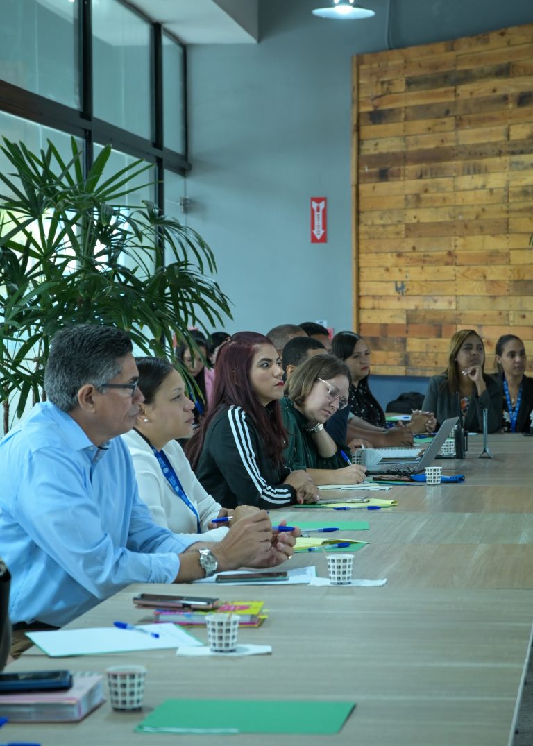 Colaboradores de APORDOM reciben capacitación sobre seguridad portuaria.