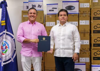 Comisión presidencial para la seguridad y modernización de los puertos dona equipos a APORDOM.