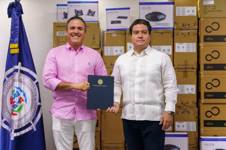 Comisión presidencial para la seguridad y modernización de los puertos dona equipos a APORDOM.