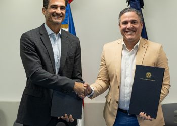 Autoridad Portuaria y Naviera Frederic Schad acuerdan unir esfuerzos para mejorar capacidad logística y formación técnica de portuarios.