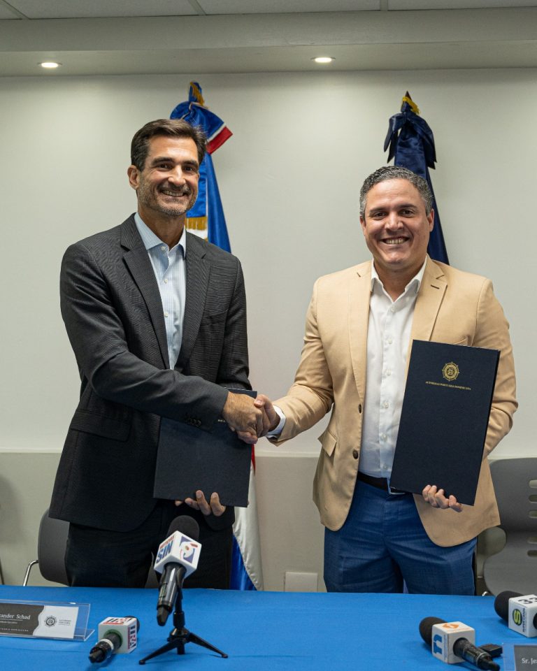 Autoridad Portuaria y Naviera Frederic Schad acuerdan unir esfuerzos para mejorar capacidad logística y formación técnica de portuarios.