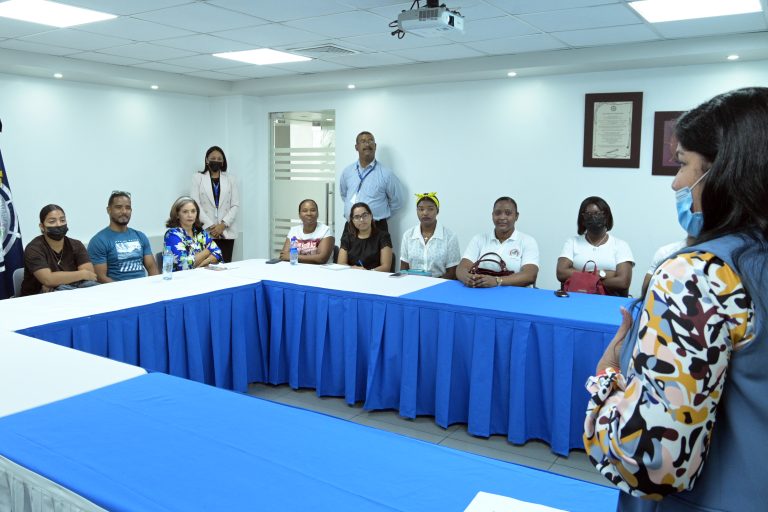 Estudiantes del ITSC recorren instalaciones de la sede de APORDOM.