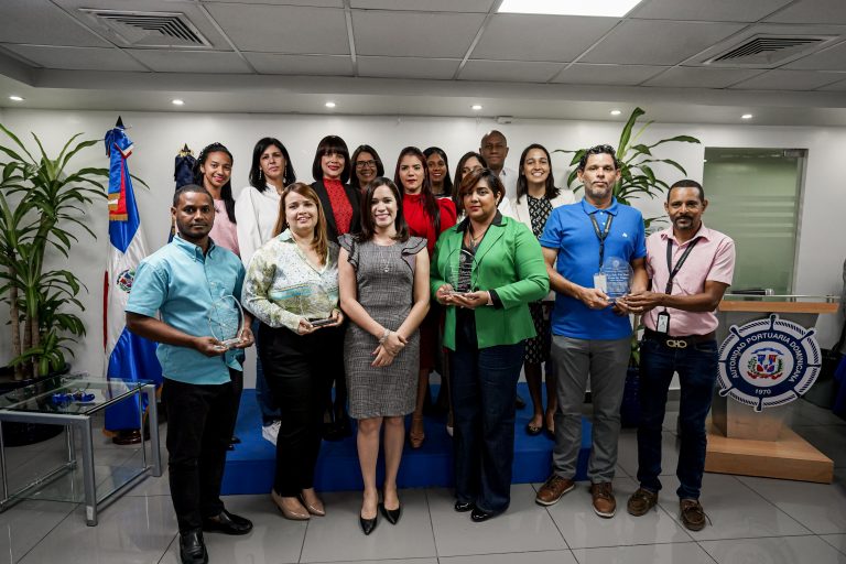 APORDOM entrega premios a colaboradores destacados