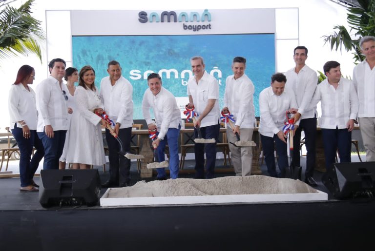 Presidente Luis Abinader da primer picazo para construcción de muelle público en Samaná y uno de pescadores en Sánchez