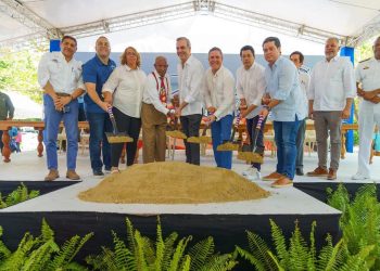 Presidente Luis Abinader da primer palazo para construcción de muelle pesquero en Palenque