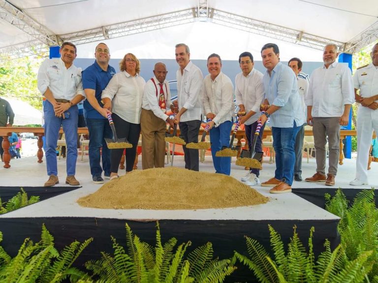 Presidente Luis Abinader da primer palazo para construcción de muelle pesquero en Palenque