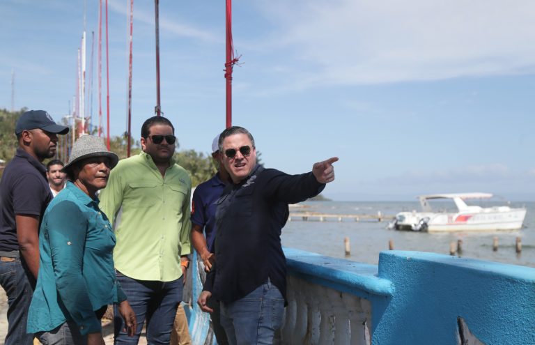 Director ejecutivo de APORDOM supervisa muelles del Este tras paso de huracán Fiona