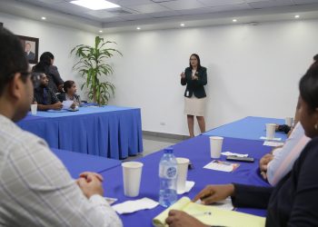 Imparten conversatorio sobre finanzas y salud mental a servidores de APORDOM