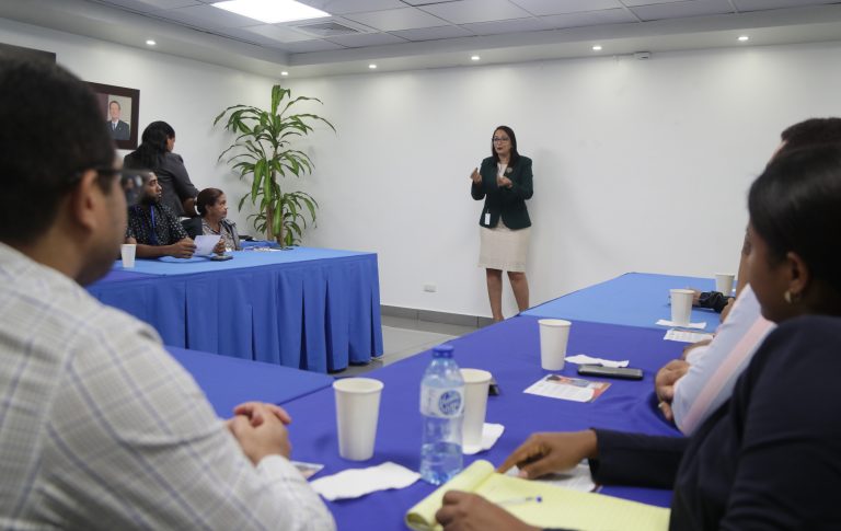 Imparten conversatorio sobre finanzas y salud mental a servidores de APORDOM