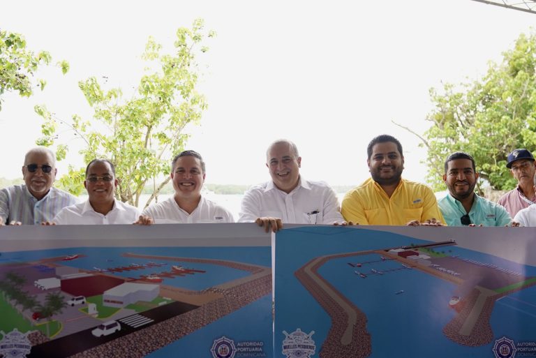 Con una inversión cerca de 200 millones de pesos, director ejecutivo de Autoridad Portuaria Dominicana da primer palazo para construcción de muelles pesqueros en Cabrera y Río San Juan