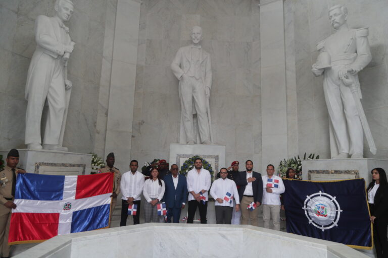 <strong>Autoridad Portuaria Dominicana deposita ofrenda en el Altar de la Patria</strong>