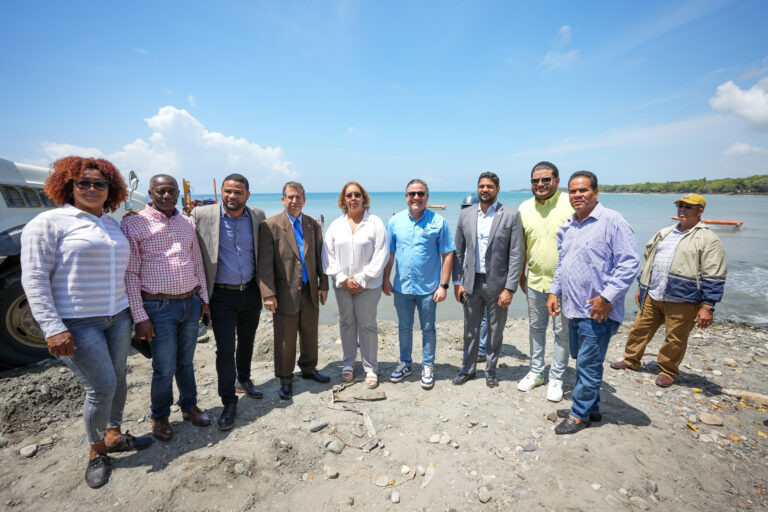 Jean Luis Rodríguez supervisa construcción de muelle pesquero de Palenque