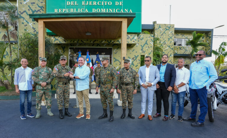 Director de Autoridad Portuaria Dominicana entrega motores al Ejército para reforzar vigilancia fronteriza