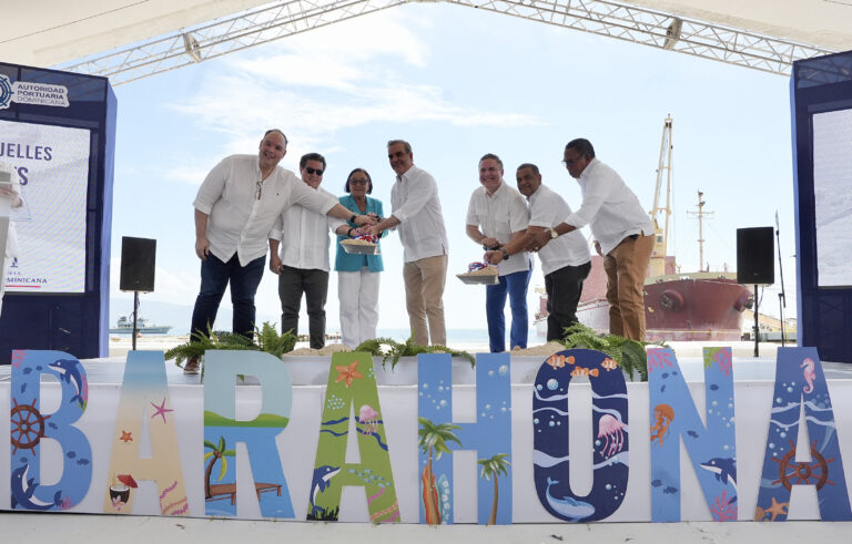 Presidente Abinader da primer palazo para construcción de muelle para cruceros en Barahona