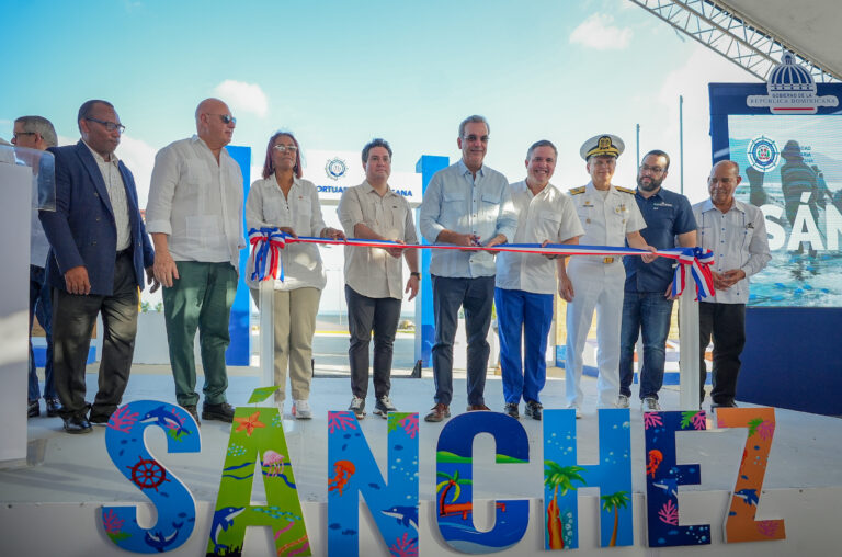 Presidente Luis Abinader inaugura muelle turístico y pesquero en Sánchez