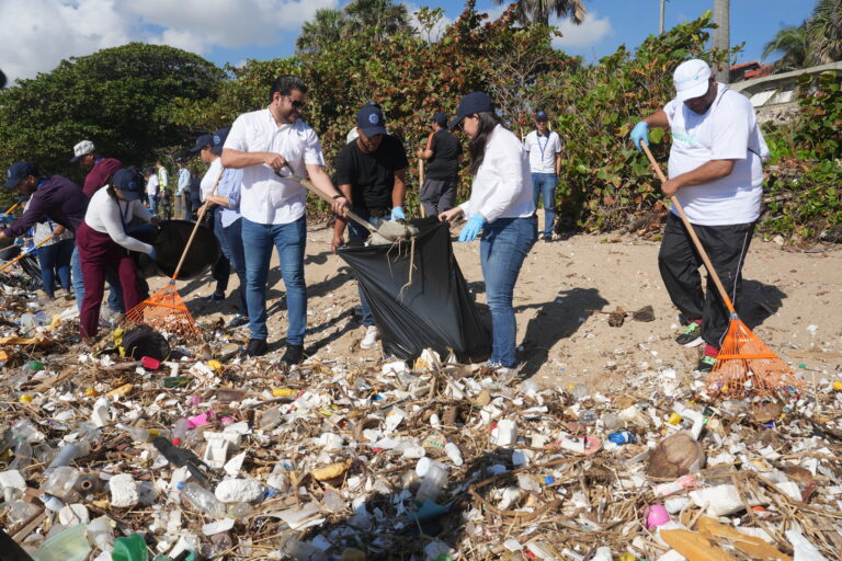 Autoridad Portuaria Dominicana realiza jornada de limpieza de playa