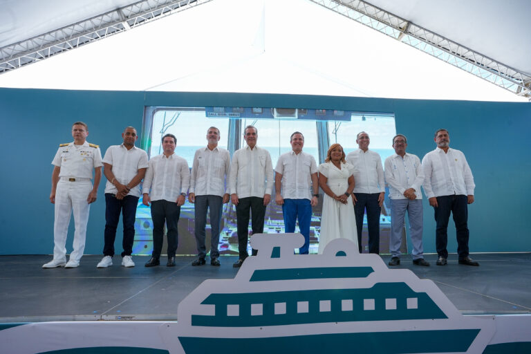 Presidente Abinader, director de APORDOM Jean Luis Rodríguez y Baleária anuncian nueva ruta de ferry desde Puerto San Pedro a Mayagüez, Puerto Rico