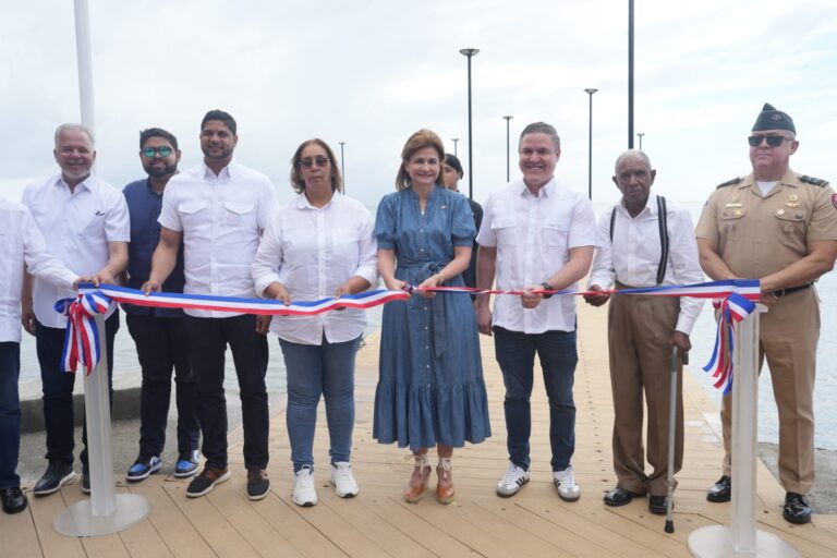 Vicepresidenta  y director APORDOM  inauguran muelle pesquero en Sabana Grande de Palenque