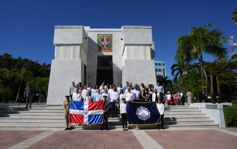 Autoridad Portuaria Dominicana deposita ofrenda floral en el Altar de la Patria