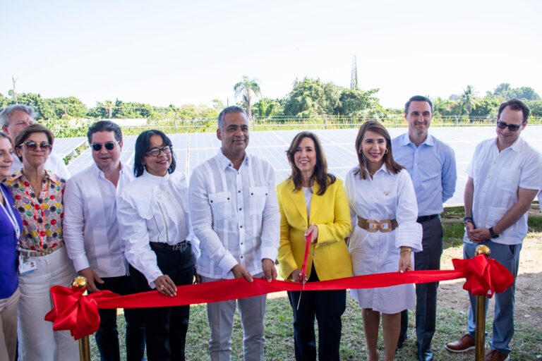 Presidente del consejo de APORDOM participa en inauguración de parque solar en Puerto Plata