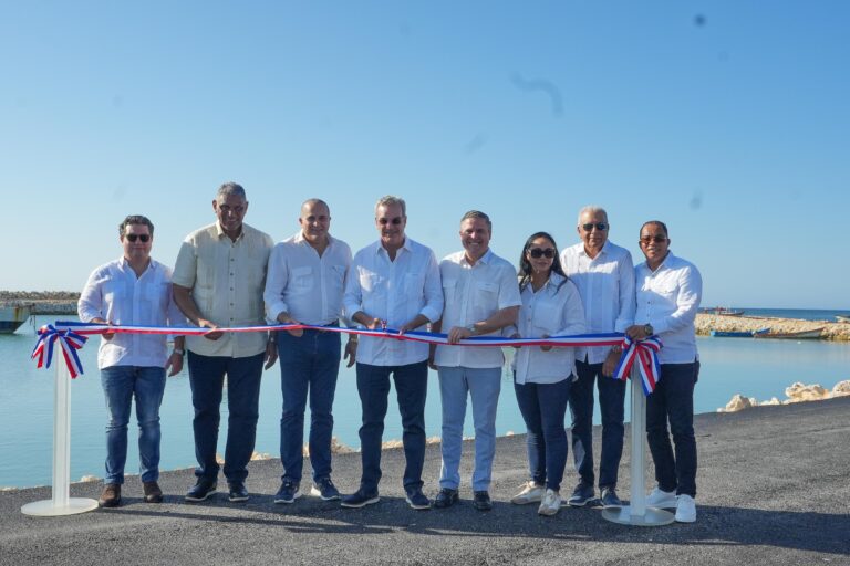 Presidente Luis Abinader inaugura muelle turístico y pesquero en Río San Juan y Cabrera