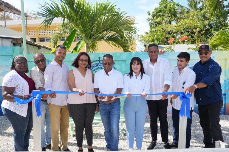 Inauguran mural de Autoridad Portuaria Dominicana en escuela de Arroyo Barril