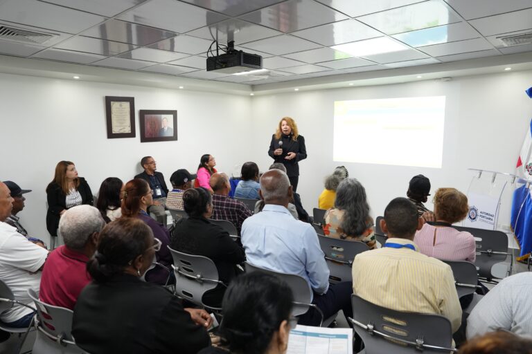 Colaboradores de APORDOM reciben charla sobre Ley de Jubilaciones y Pensiones