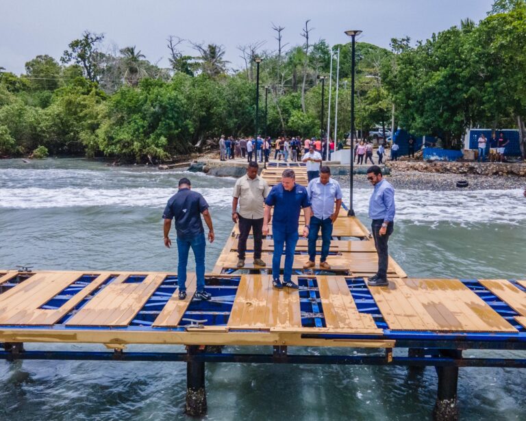 Jean Luis Rodríguez supervisa muelles tras paso de huracán Beryl