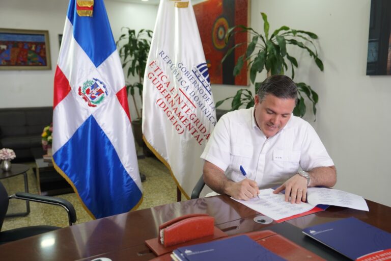 Jean Luis Rodríguez mantiene firme compromiso con la transparencia; firma manifiesto anticorrupción