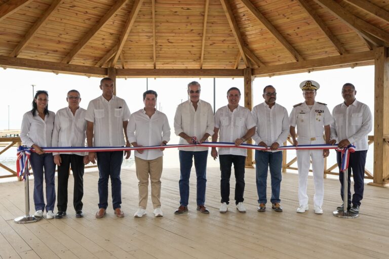 Presidente Abinader inaugura muelle turístico y pesquero en Miches