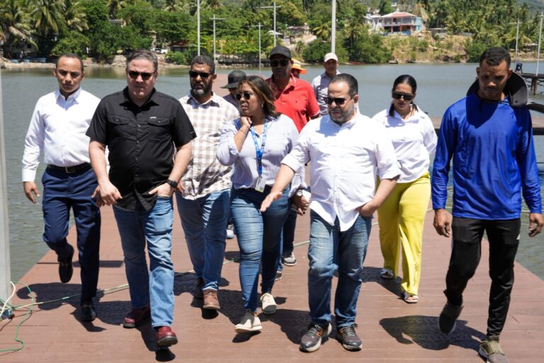 APORDOM realiza mantenimiento preventivo en muelle turístico y pesquero de Sánchez en Samaná