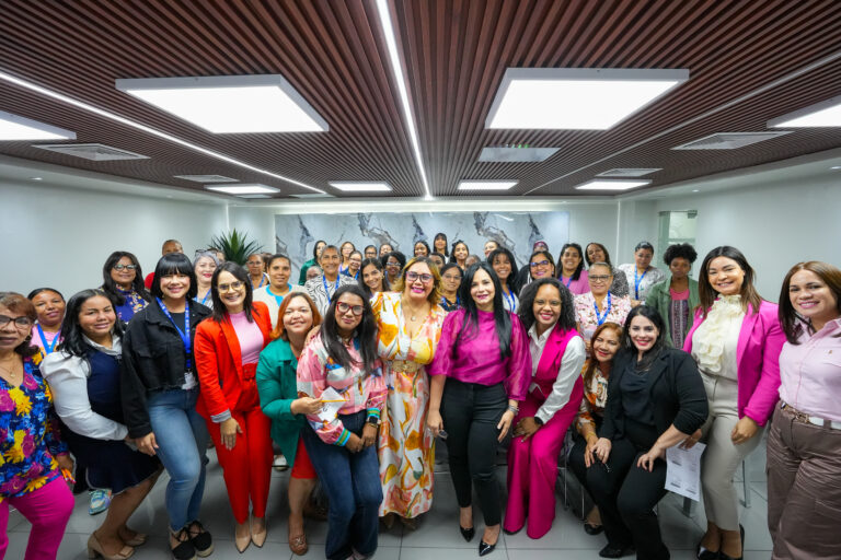 Colaboradoras de APORDOM reciben charla-taller en el Día Internacional de la Mujer