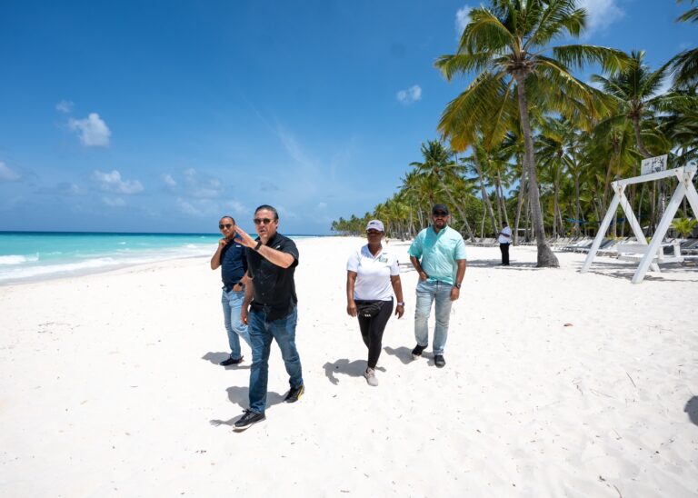 Jean Luis Rodríguez realiza levantamiento para la construcción de un nuevo muelle pesquero en Isla Saona