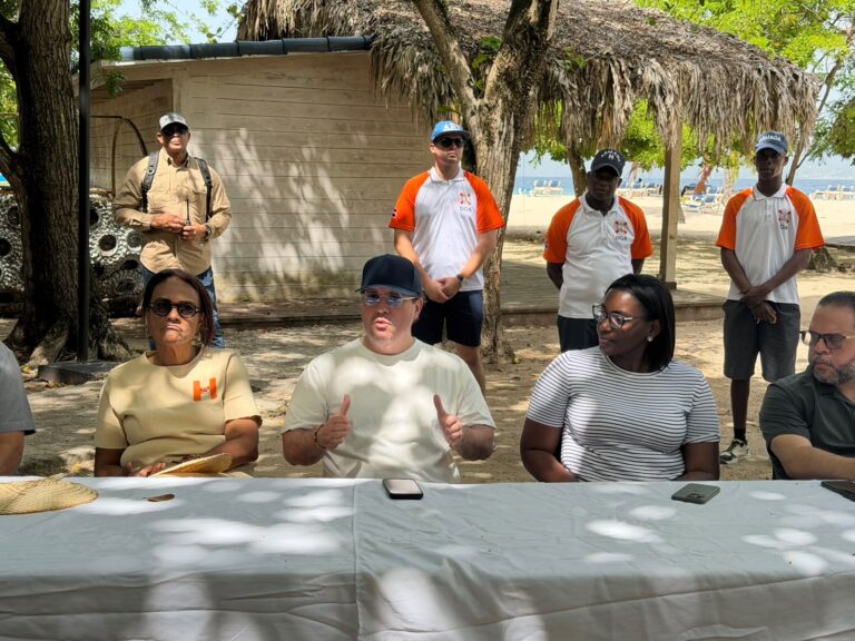 Alejandro Campos anuncia inicio de reparación del muelle de Cayo Levantado tras reunirse con sectores de Samaná